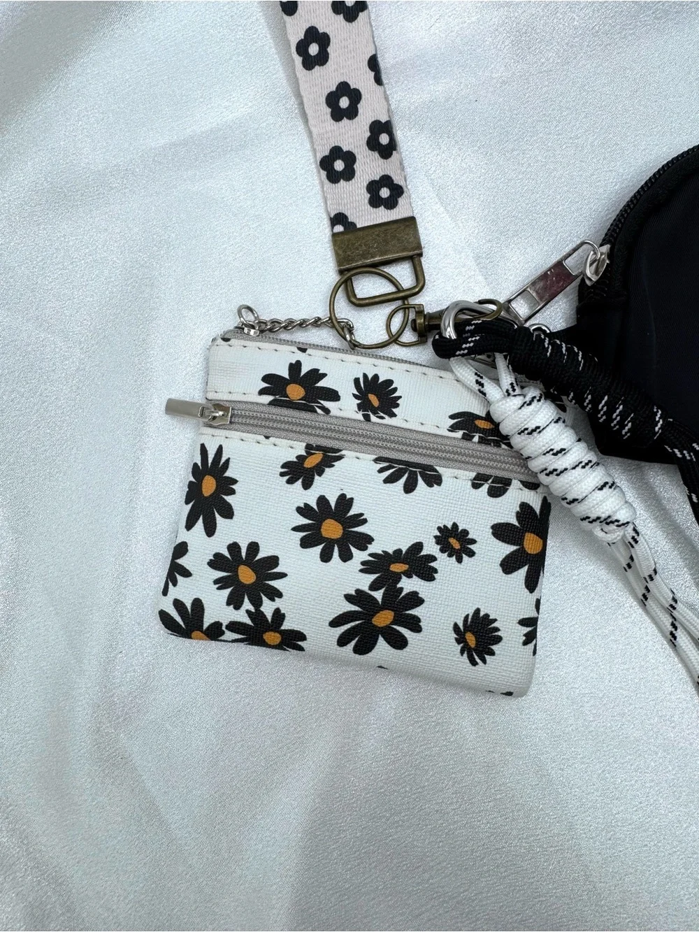 Black & White Daisy Wristlet Coin Purse Keychain Wallet Set